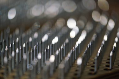 Tahtada metalik iğneler olan desen