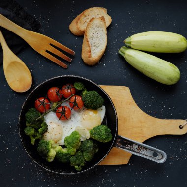 Kiraz domatesli sağlıklı kahvaltı, brokoli ve kızarmış yumurta..