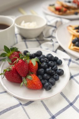 Waffle ve böğürtlenli sağlıklı ev yapımı kahvaltı.