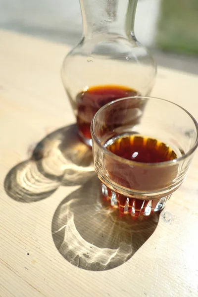 Cognac Servi Sur Table Extérieur — Photo