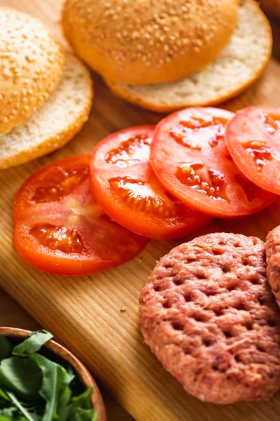 Bollos Chuletas Carne Cruda Tomates Hierbas Para Cocinar Hamburguesas — Foto de Stock
