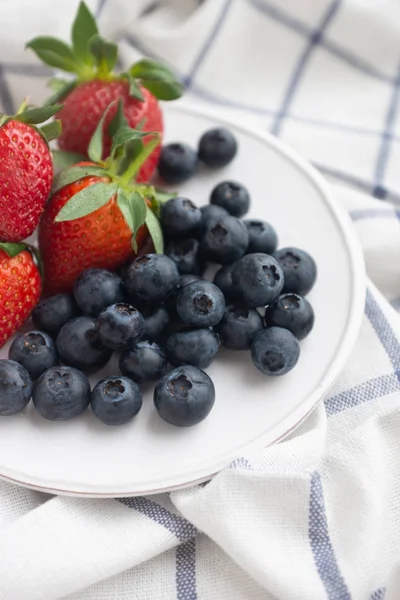 White Plate Blueberries Strawberries — Stock Photo, Image