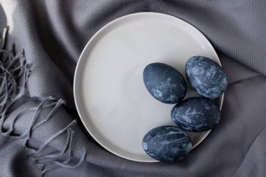 Masadaki seramik kasede renkli yumurtalar