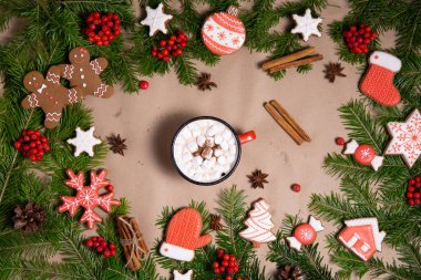 Kışın arkaplanda kremalı ve zencefilli kurabiyeli kakao içeceği.