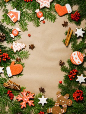 Şenlikli kış arka planında zencefilli kurabiyeler ve köknar dalları