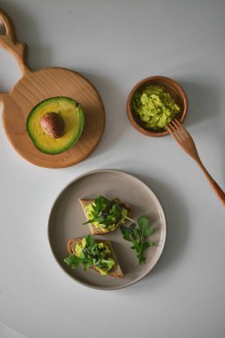 Geyik boynuzlu ahşap tahta ve avokado sandviçli besin bileşimi - sağlıklı yemek