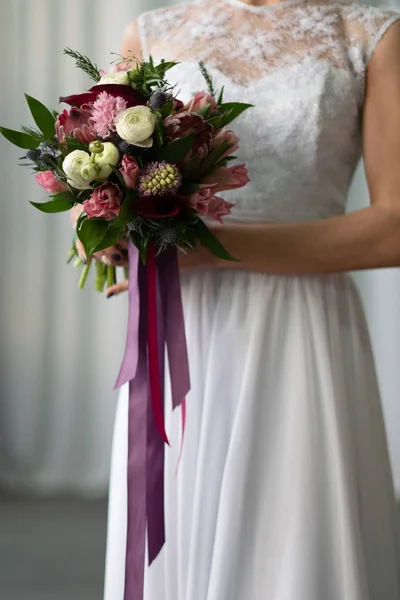 Vue Rapprochée Femme Robe Mariée Avec Bouquet — Photo