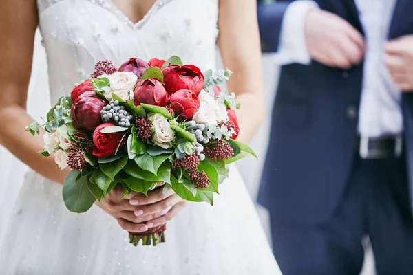 Vue Rapprochée Femme Robe Mariée Avec Bouquet — Photo