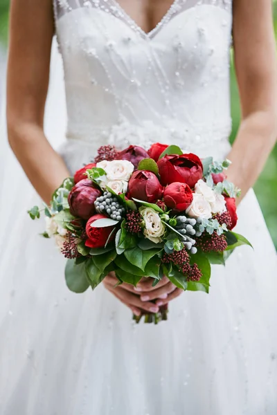 Vista Vicino Della Donna Abito Sposa Con Bouquet — Foto Stock