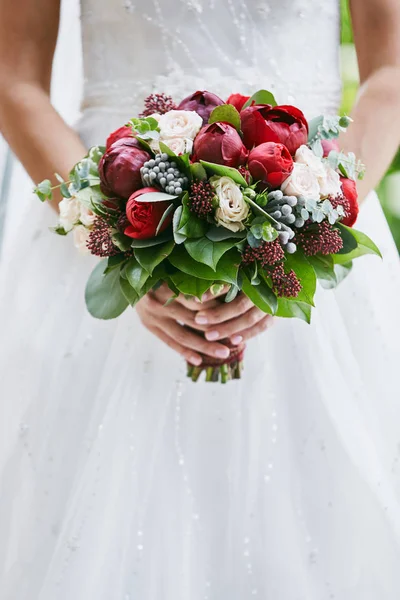 Vista Vicino Della Donna Abito Sposa Con Bouquet — Foto Stock