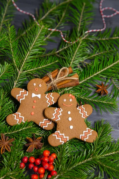 Galletas Jengibre Sobre Fondo Festivo Invierno Con Ramas Abeto — Foto de Stock