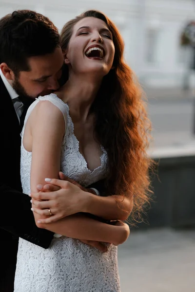 Bastante Recién Casados Pareja Posando Abrazo Borrosa Ciudad Backgroud — Foto de Stock