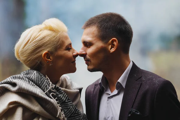 Jolies Jeunes Mariés Couple Posant Dans Parc — Photo