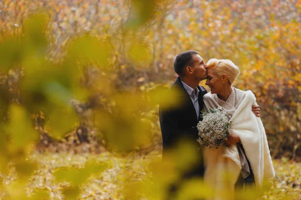 Ganska Nygifta Par Poserar Parken — Stockfoto