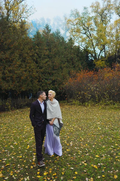 Śliczne Nowożeńcy Para Pozowanie Parku — Zdjęcie stockowe