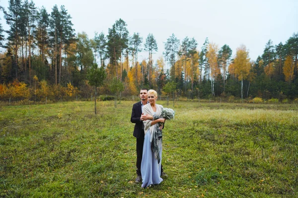 Jolies Jeunes Mariés Couple Posant Dans Parc — Photo