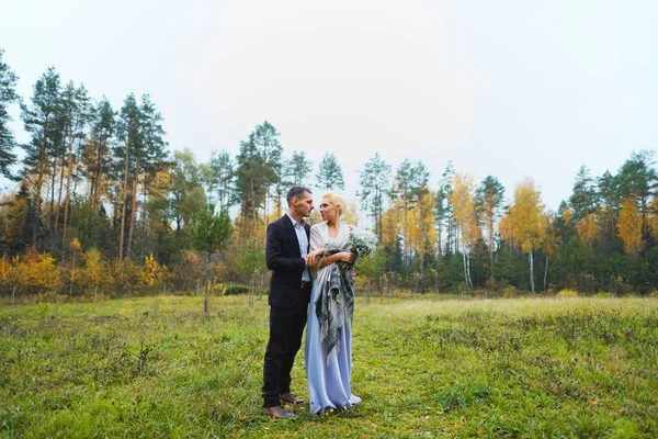 Ganska Nygifta Par Poserar Parken — Stockfoto