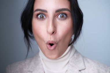 Odada poz veren esmer kadın.