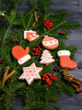 Şenlikli kış arka planında zencefilli kurabiyeler ve köknar dalları