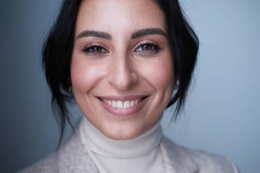 Odada poz veren esmer kadın.