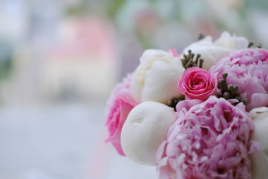 Şakayık ve güllerden yapılmış gelin buketi