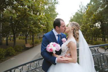 Köprüde poz veren güzel yeni evliler.