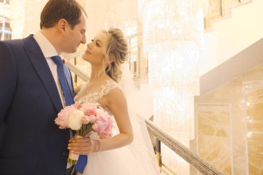 Sarışın gelin ve esmer damat birlikte poz veriyorlar.. 