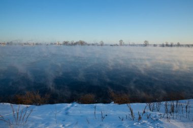 Kışın akşamları nehir manzarası