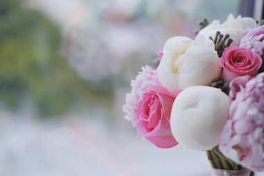 Şakayık ve güllerden yapılmış gelin buketi