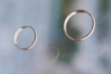 Bulanık arkaplanda alyansların yakın görünümü