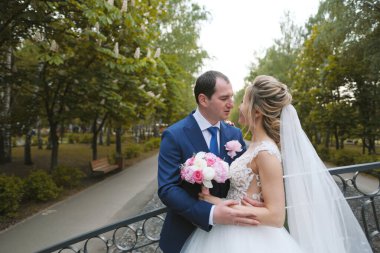 Köprüde poz veren güzel yeni evliler.