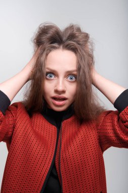 Stüdyoda poz vererek eğlenen genç kız.