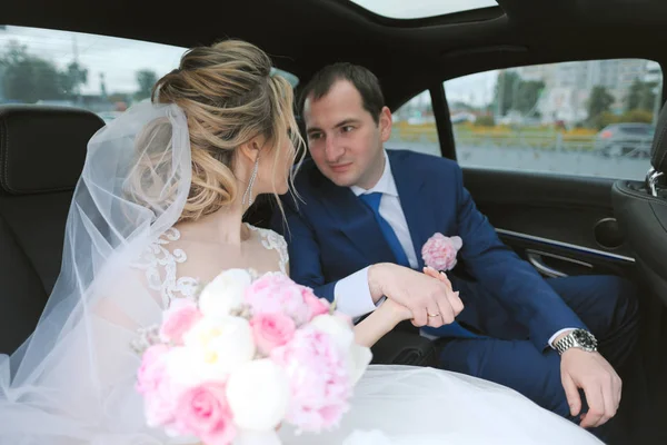 Blonde Bride Brunette Groom Posing Together Sitting Car — Stock Photo, Image