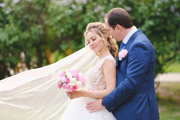 Bastante Recién Casados Posando Parque Primavera — Foto de Stock