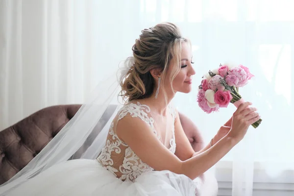 Hübsche Braut Mit Blonden Haaren Brautkleid Und Schleier Mit Blumenstrauß — Stockfoto