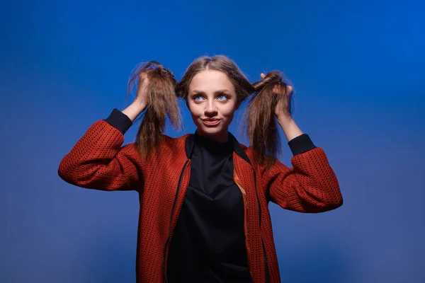 Menina Adolescente Bonito Fazendo Rabo Cavalo Segurando Cabelo Com Mãos — Fotografia de Stock