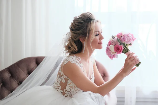 Hübsche Braut Mit Blonden Haaren Brautkleid Und Schleier Mit Blumenstrauß — Stockfoto