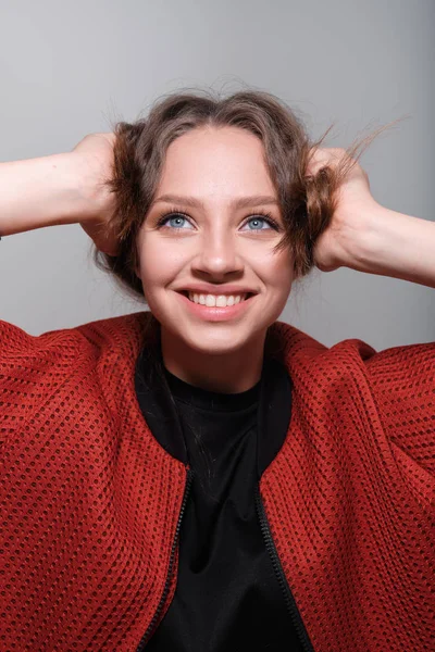 Menina Bonita Adolescente Posando Estúdio Reunindo Cabelo Fofo Com Mãos — Fotografia de Stock