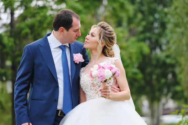 Pretty Newlyweds Posing Spring Park — ストック写真