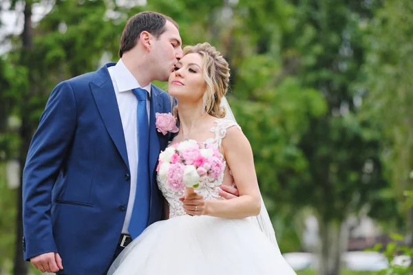 Bastante Recién Casados Posando Parque Primavera — Foto de Stock