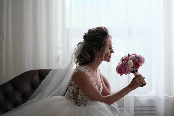 Красивая Невеста Светлыми Волосами Свадебном Платье Вуаль Цветочным Букетом — стоковое фото