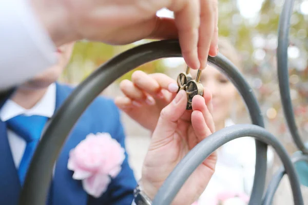 Vue Rapprochée Cadenas Verrouillage Des Jeunes Mariés Sur Pont — Photo