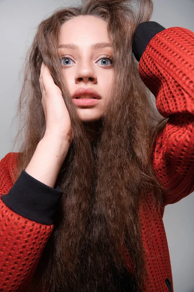 Teenager Mädchen Herstellung Gesichter Mit Spaß Posieren Studio — Stockfoto