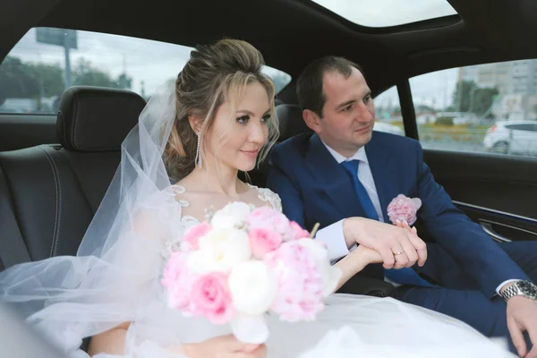 Blonde Bride Brunette Groom Posing Together Sitting Car — Stock Photo, Image