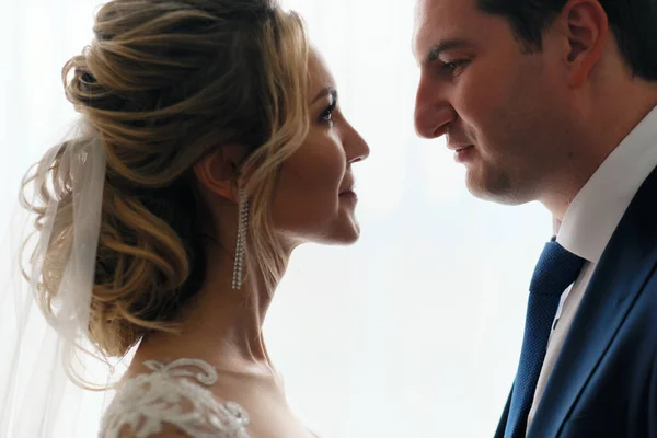 Closeup Portrait Newlyweds Posing Room — ストック写真