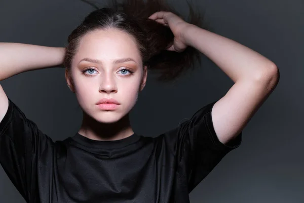 Menina Adolescente Com Maquiagem Nua Posando Estúdio — Fotografia de Stock