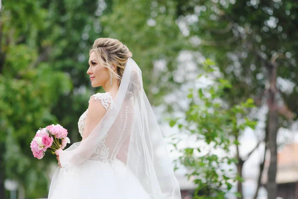Csinos Szőke Menyasszony Pózol Tavaszi Kertben — Stock Fotó