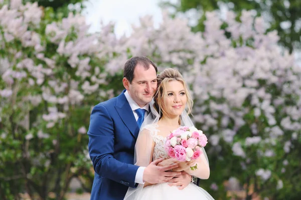 Ganska Nygifta Poserar Vårparken — Stockfoto