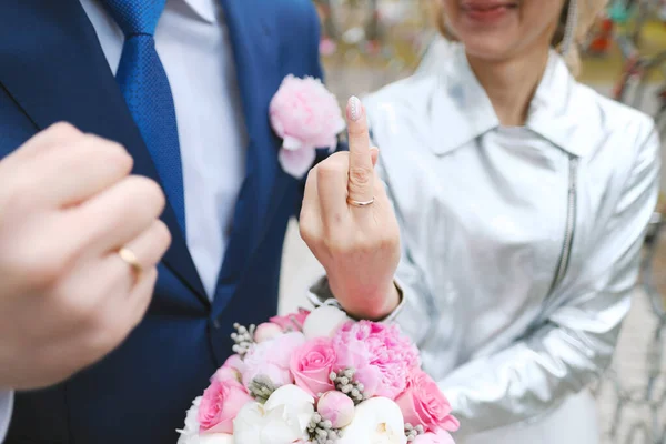 Närbild Nygifta Som Visar Händerna — Stockfoto