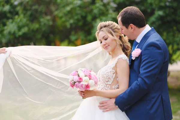 Bastante Recién Casados Posando Parque Primavera — Foto de Stock